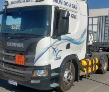 ES Gás utiliza caminhão movido a GNV em suas operações