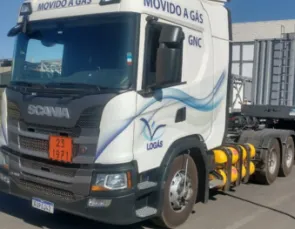 ES Gás utiliza caminhão movido a GNV em suas operações