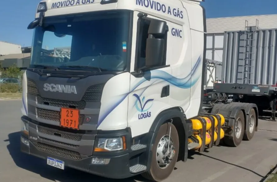 ES Gás utiliza caminhão movido a GNV em suas operações